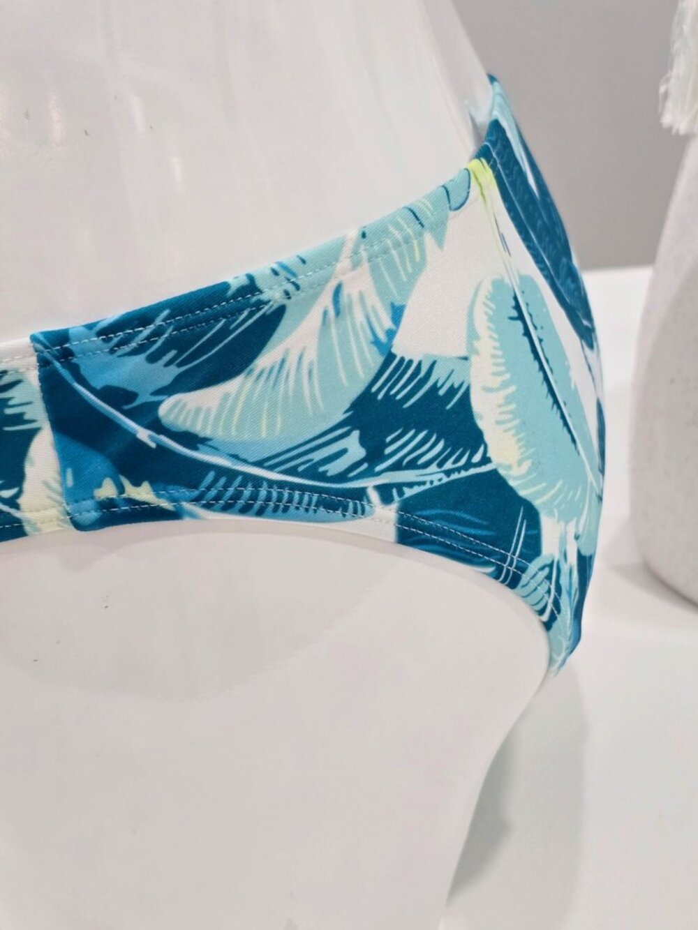 Tropical Leaf ✦ Blue Halter Bikini Set ✦ White Fringe Detailing Festival Size L - Picture 5 of 8